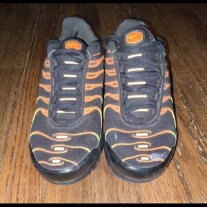 Nike Air Max Plus Black Orange Yellow Sneakers Gradient
Low Top